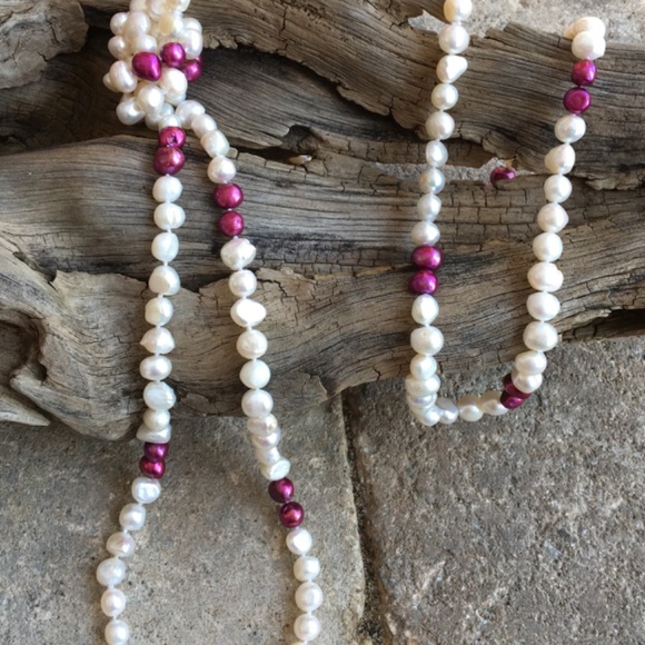 59" Continuous Freshwater Pearl Necklace – White and Fuchsia Baroque Pearls – Lo - Picture 3 of 3